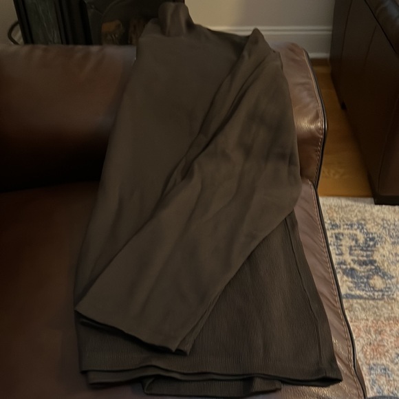 Never worn-Men’s quarter zip XL from Banana Republic - Picture 3 of 4